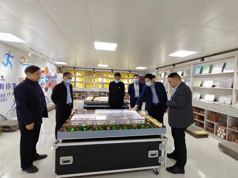 市委宣傳部副部長(zhǎng)賈忠順一行在縣紀(jì)委書記屠志遠(yuǎn)陪同下到亞新公司開展“萬人助萬企”企業(yè)發(fā)展調(diào)研